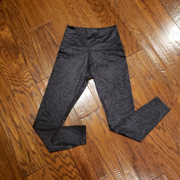 BEYOND YOGA Black/Charcoal Print Long Yoga Leggings - Size Medium - Picture 2 of 4